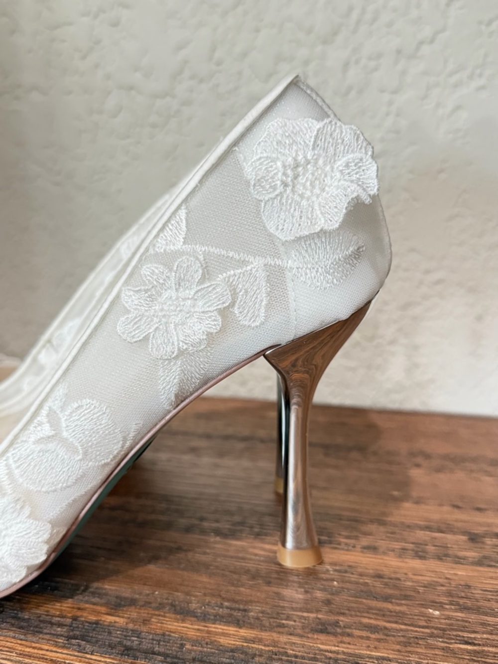 Betsey Johnson White Lace Floral Appliqué Pointed Stiletto Heels - Picture 13 of 16